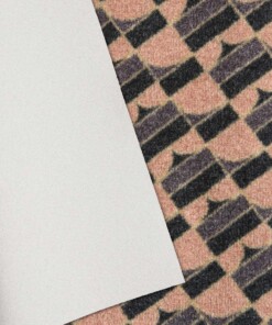 Design deurmat Monogram Elle Decoration - bruin/grijs - close up